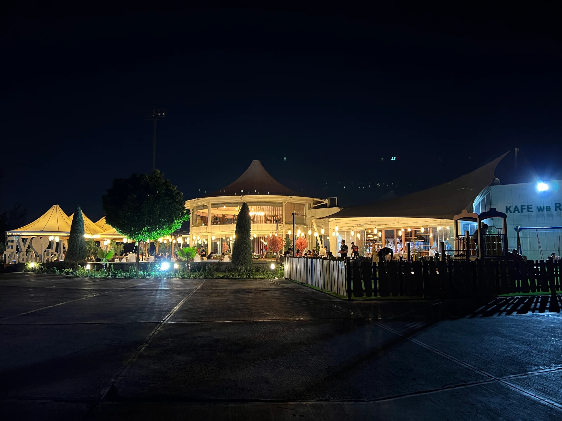 Alp Et lights up the night